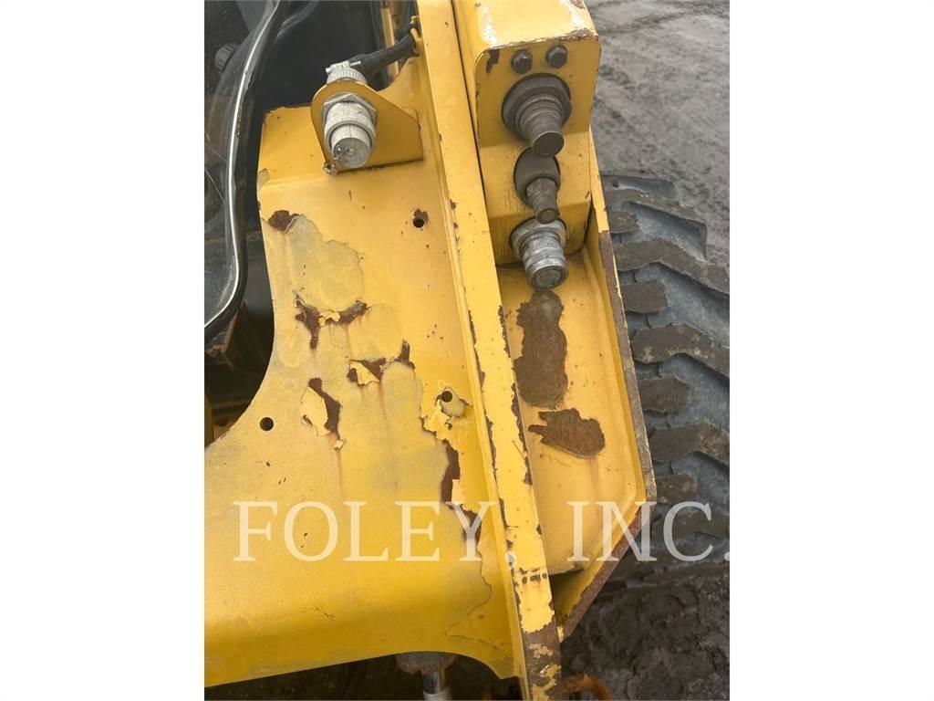 CAT 272D2 لوادر انزلاقية التوجيه