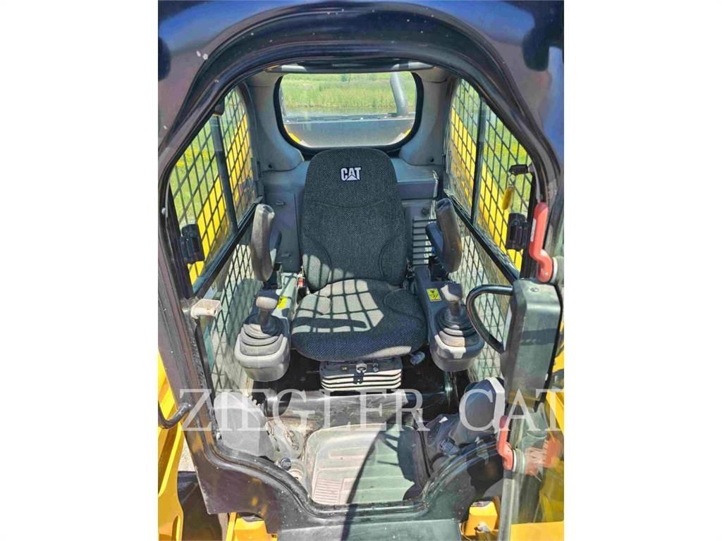 CAT 272D2 لوادر انزلاقية التوجيه