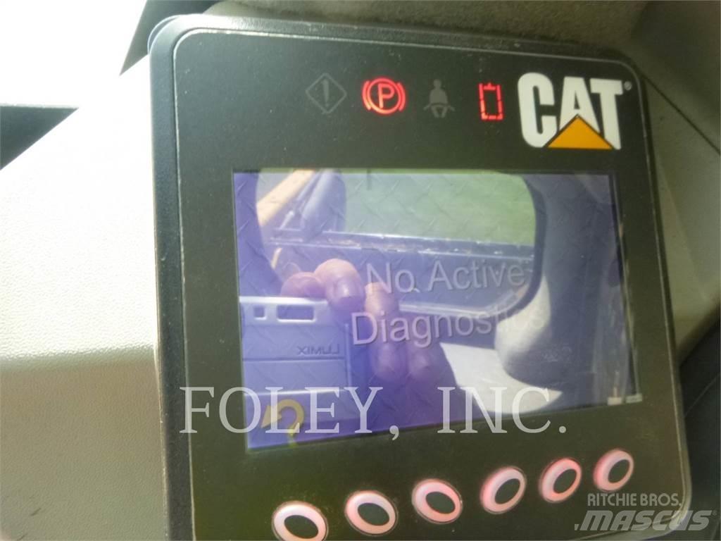 CAT 272D2 لوادر انزلاقية التوجيه