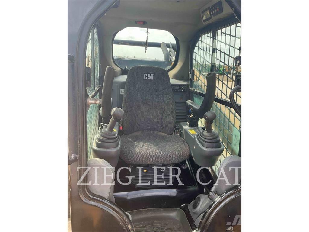 CAT 272D2 لوادر انزلاقية التوجيه