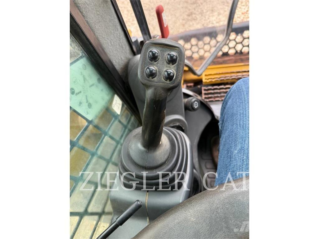 CAT 272D2 لوادر انزلاقية التوجيه