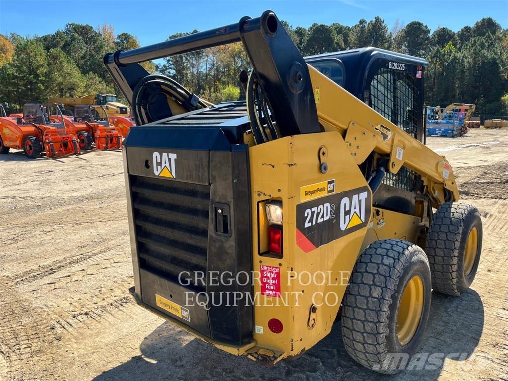 CAT 272D2 لوادر انزلاقية التوجيه