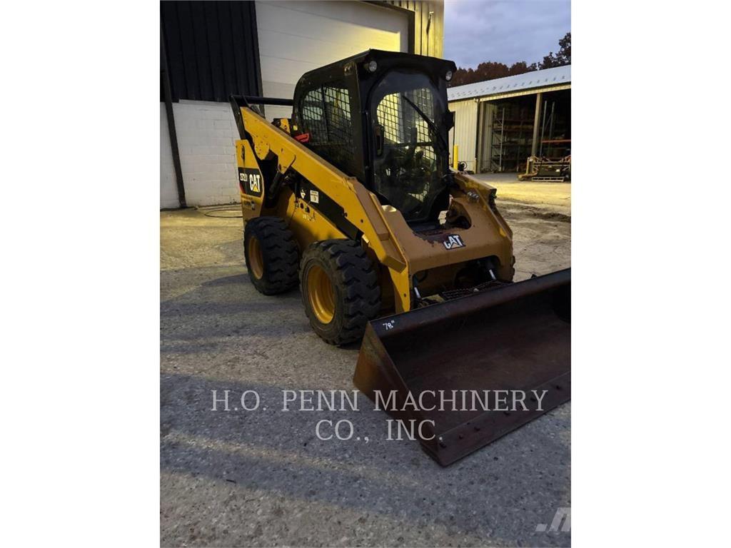 CAT 272D2 لوادر انزلاقية التوجيه