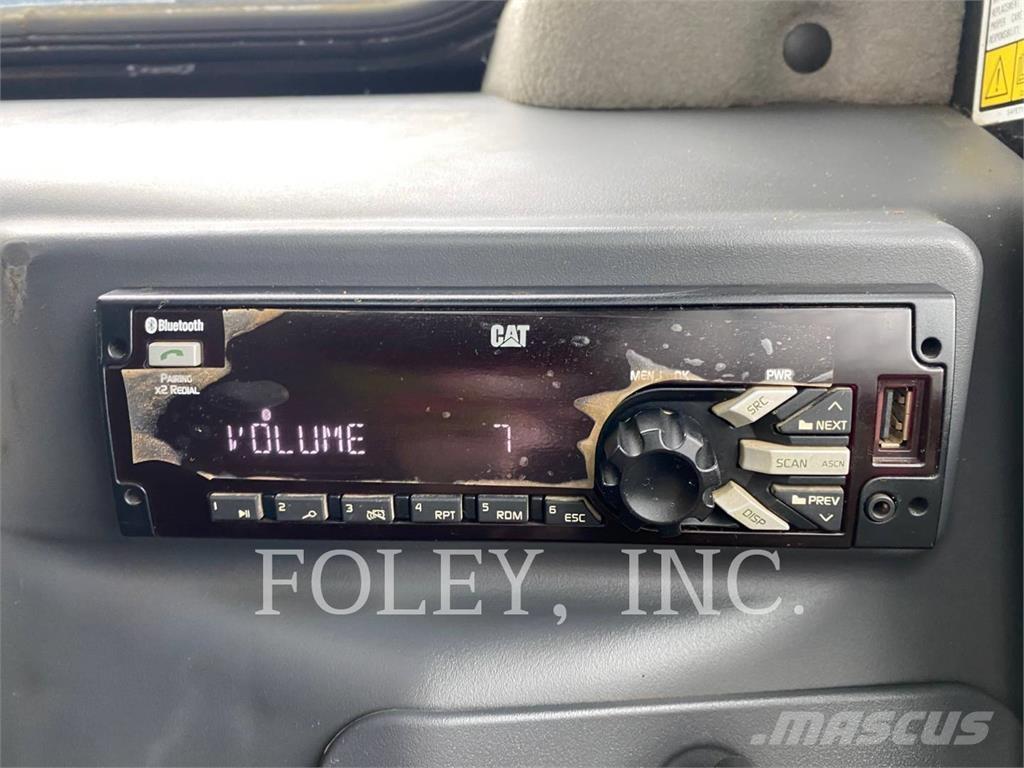 CAT 272D2 لوادر انزلاقية التوجيه