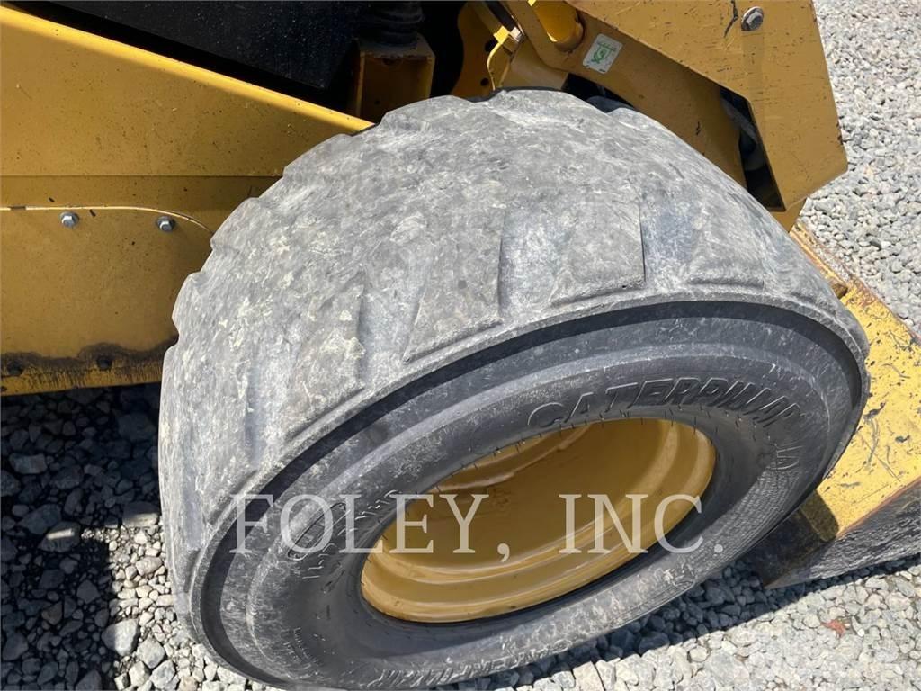 CAT 272D2XHP لوادر انزلاقية التوجيه