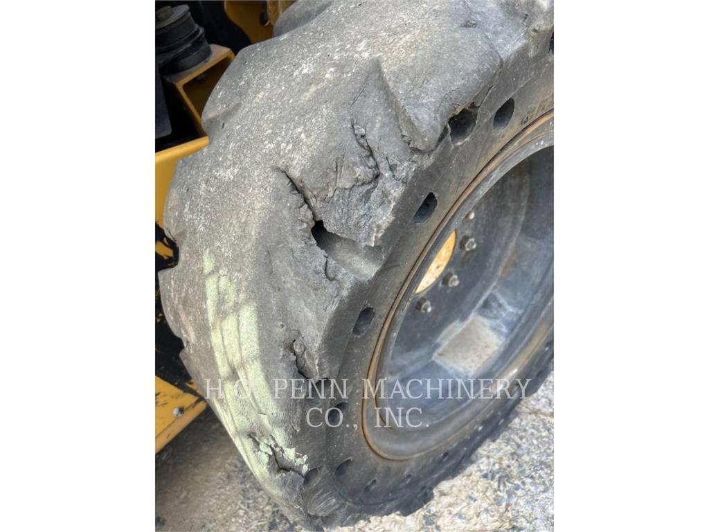 CAT 272D2XHP لوادر انزلاقية التوجيه