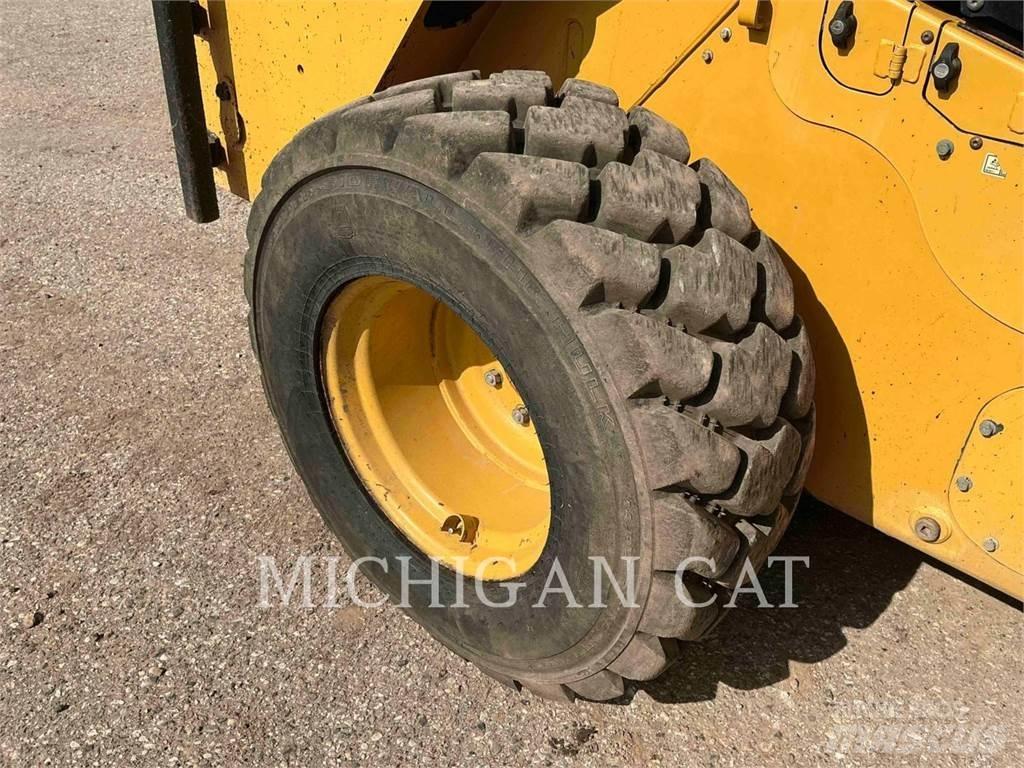 CAT 272D2XHP AQ لوادر انزلاقية التوجيه