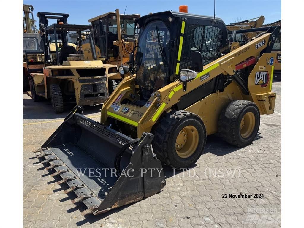 CAT 272D3 لوادر انزلاقية التوجيه
