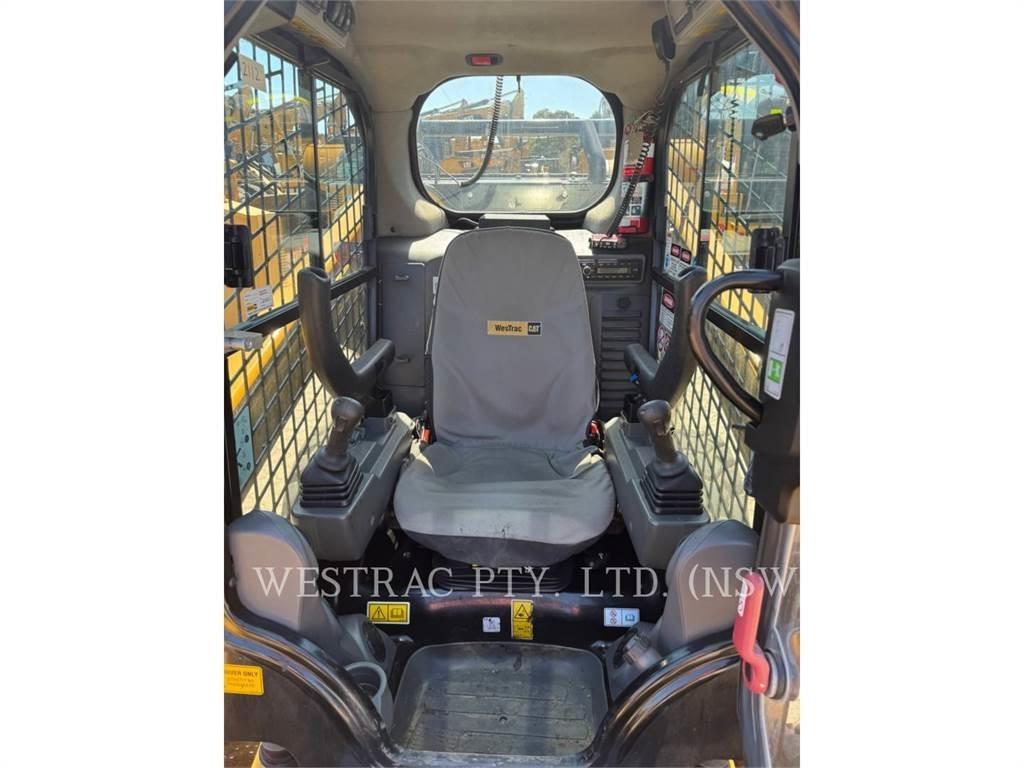 CAT 272D3 لوادر انزلاقية التوجيه