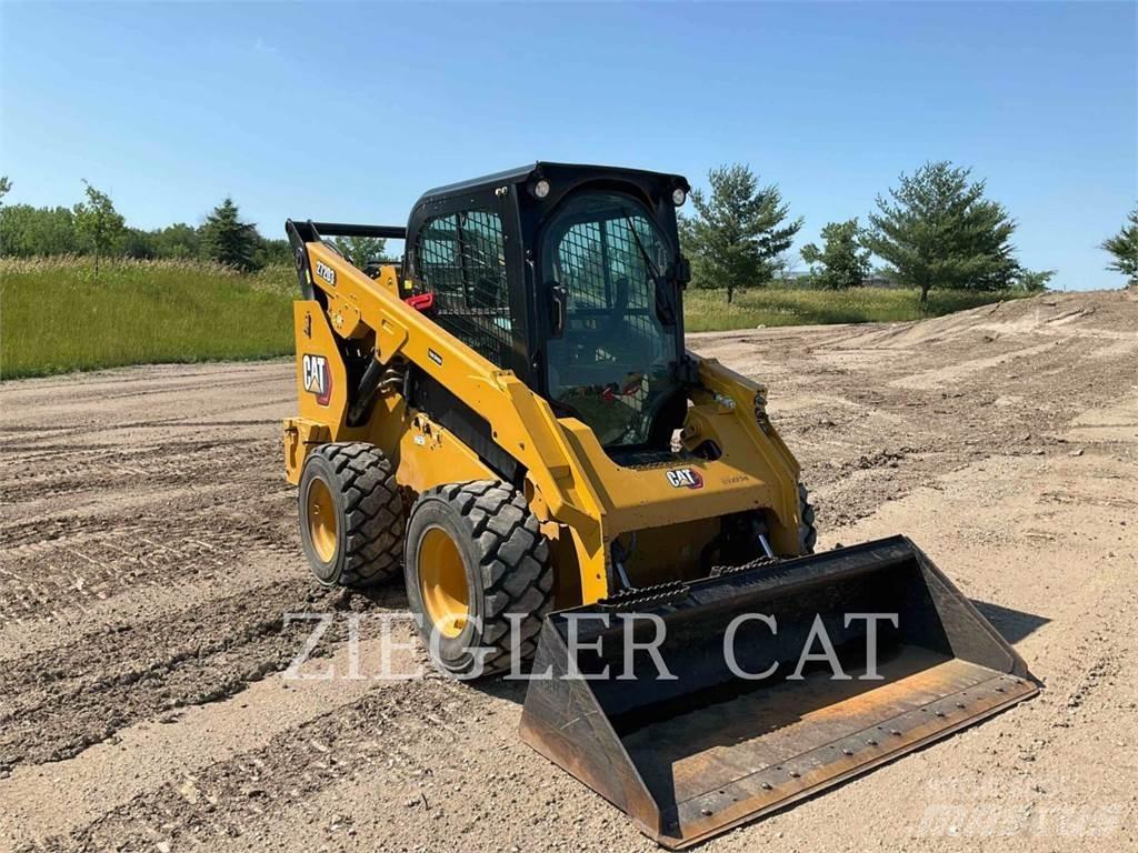 CAT 272D3 لوادر انزلاقية التوجيه