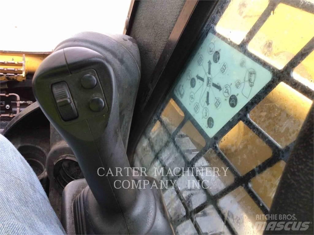 CAT 272D3 لوادر انزلاقية التوجيه