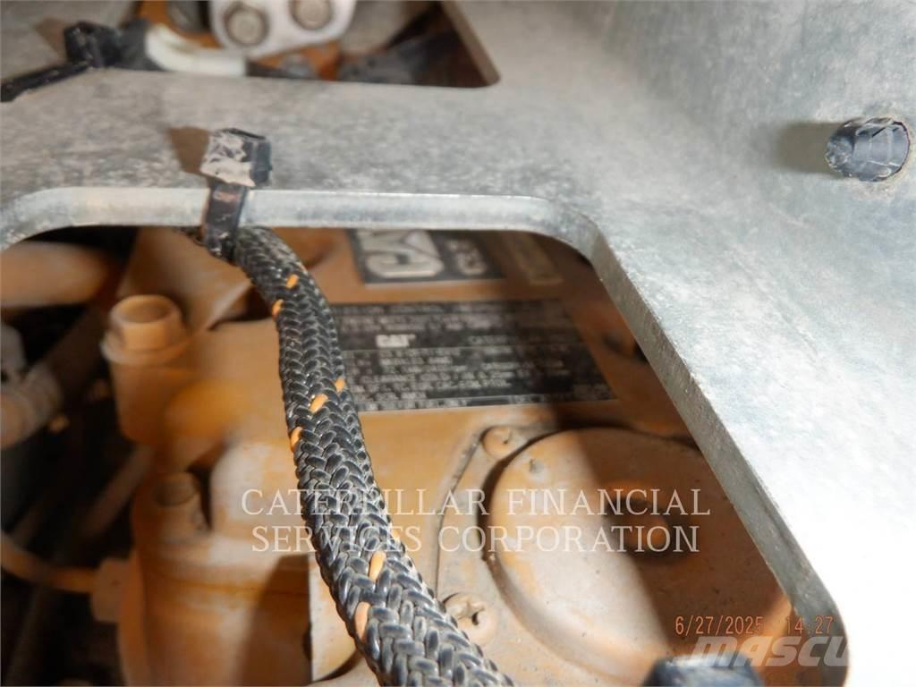 CAT 272D3 لوادر انزلاقية التوجيه