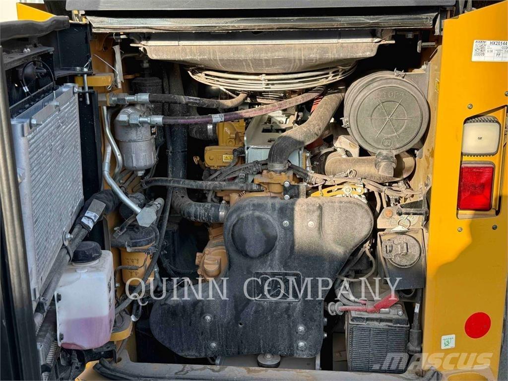 CAT 272D3 لوادر انزلاقية التوجيه