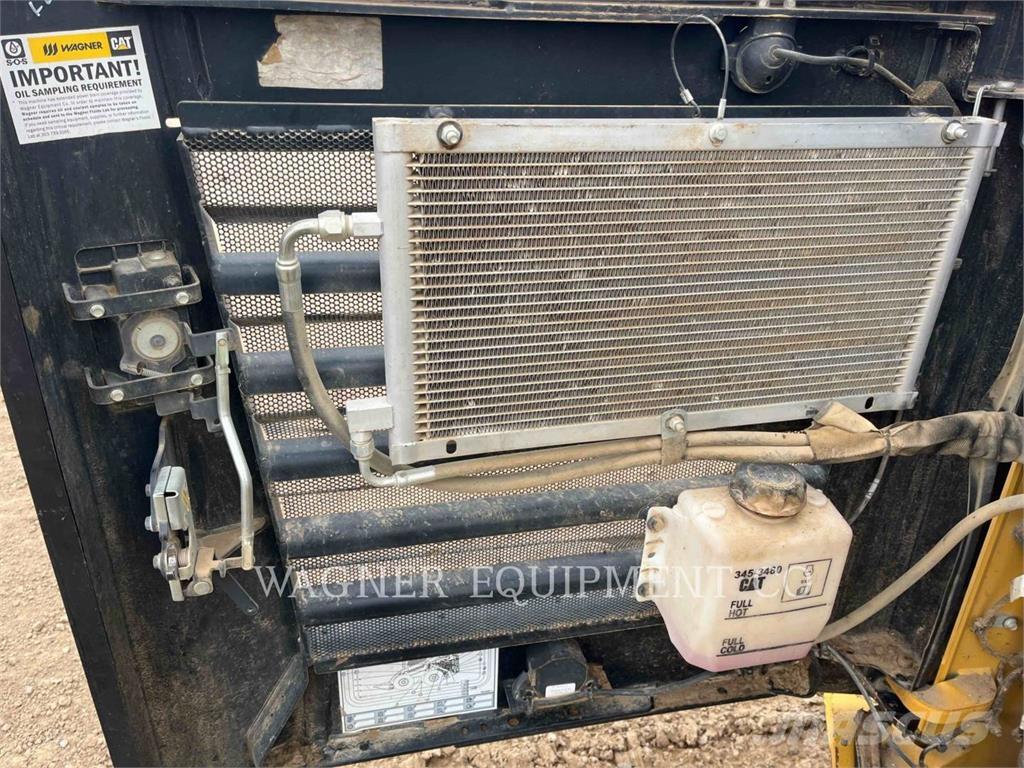 CAT 272D3 لوادر انزلاقية التوجيه