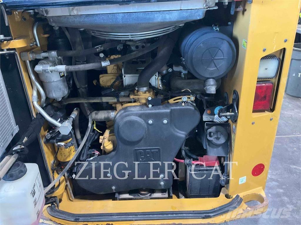 CAT 272D3 لوادر انزلاقية التوجيه