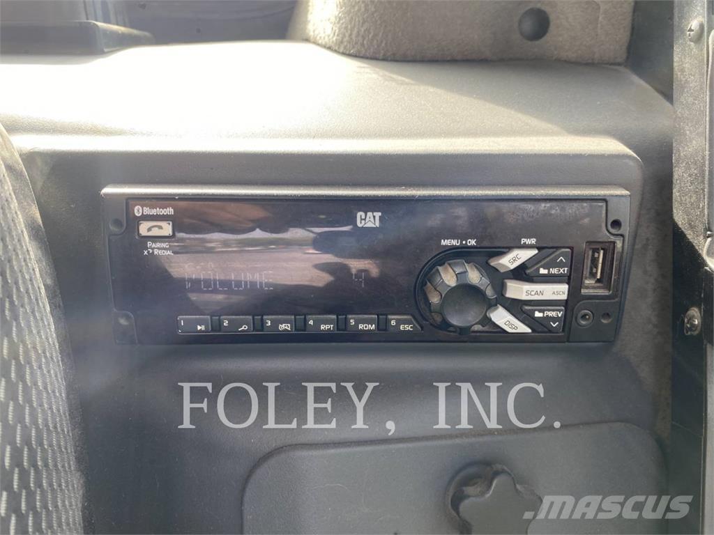 CAT 272D3 لوادر انزلاقية التوجيه