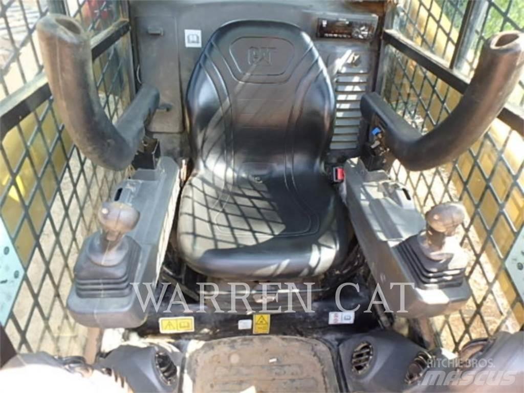 CAT 272D3 C3H1 لوادر انزلاقية التوجيه
