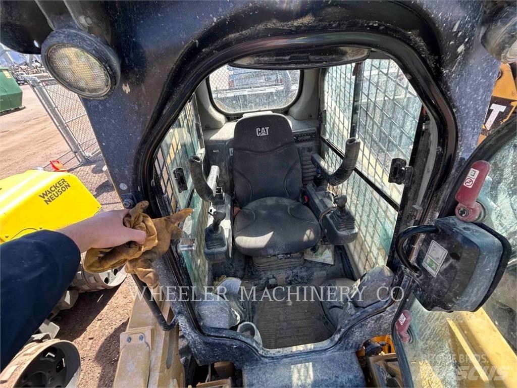 CAT 272D3 C3H2 لوادر انزلاقية التوجيه