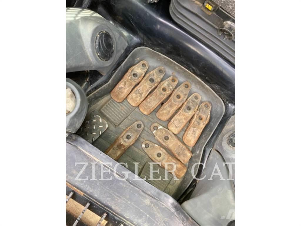 CAT 277D لوادر زحافة