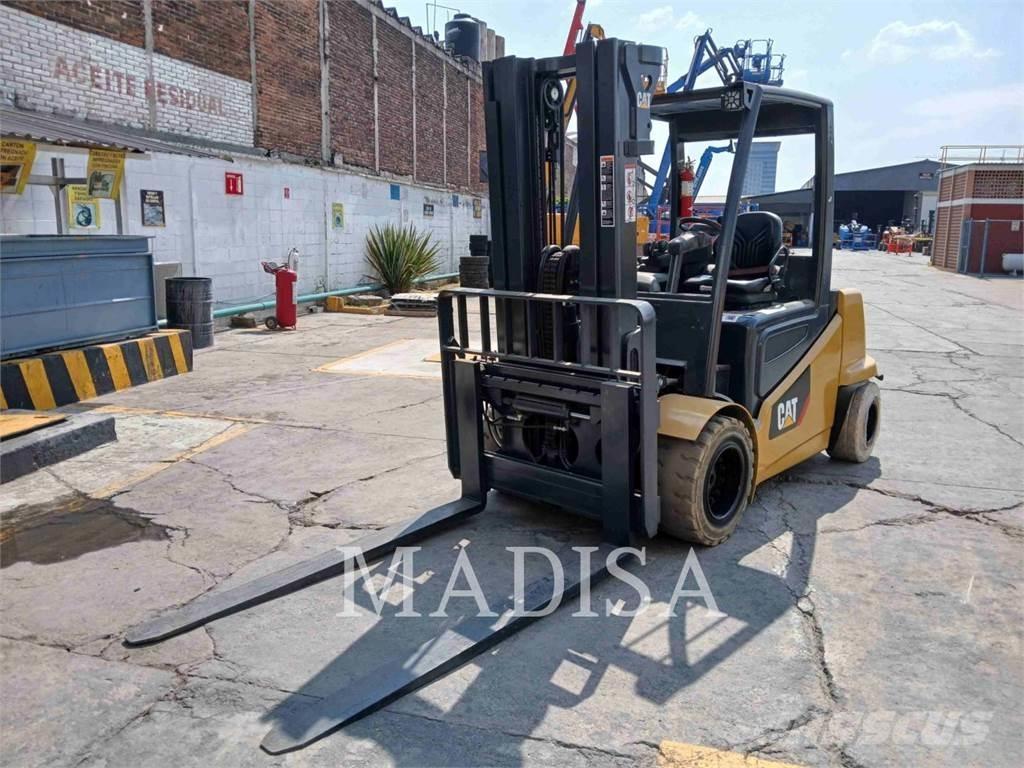 CAT 2EP11000 شاحنات ذات رافعات شوكية تعمل بالكهرباء