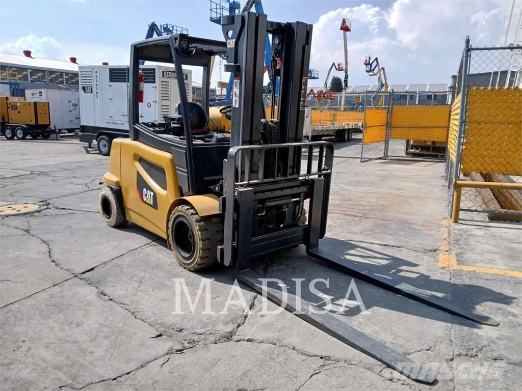 CAT 2EP11000 شاحنات ذات رافعات شوكية تعمل بالكهرباء