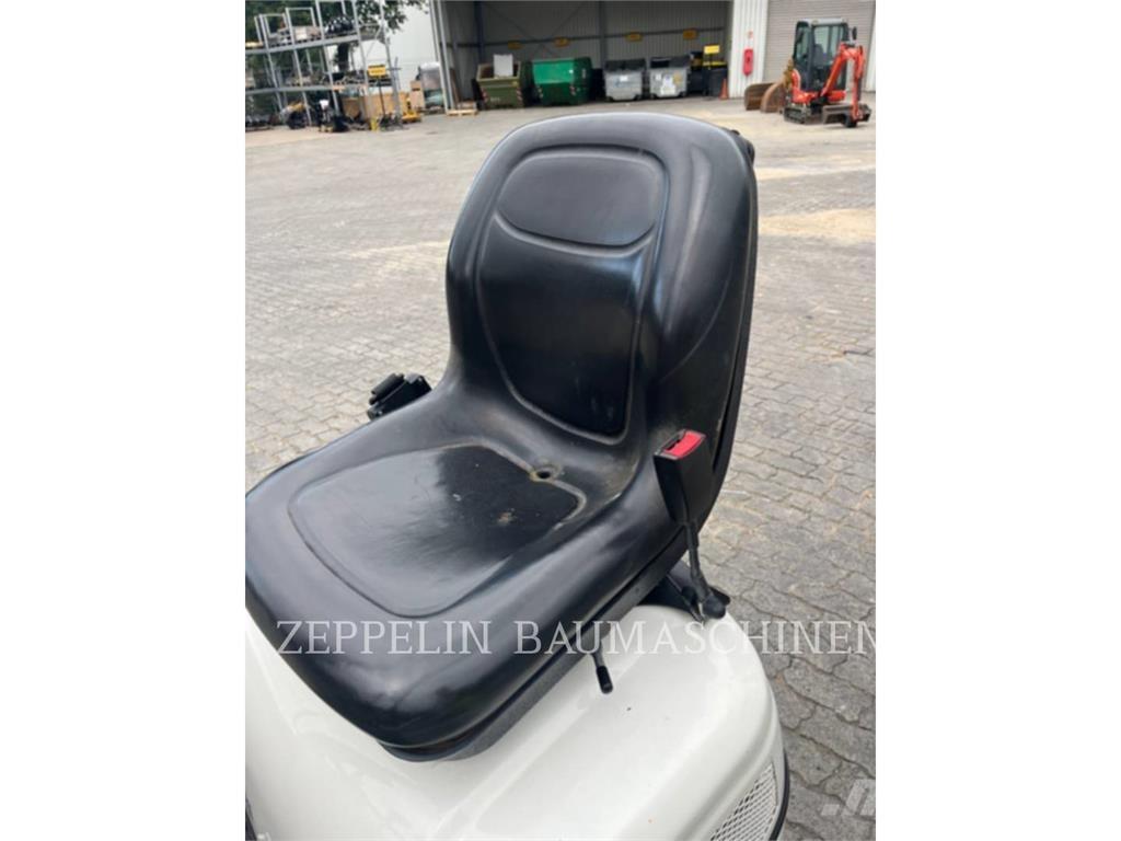 CAT 300.9D حفارات زحافة