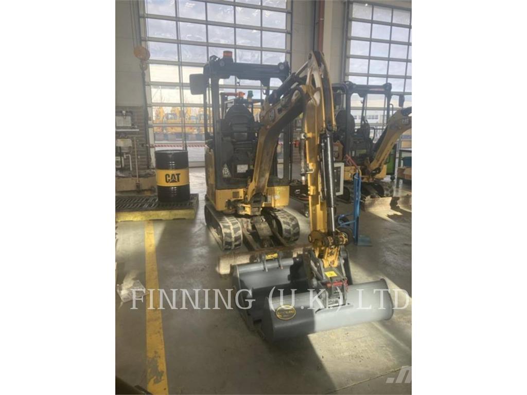 CAT 301.5 05 حفارات زحافة