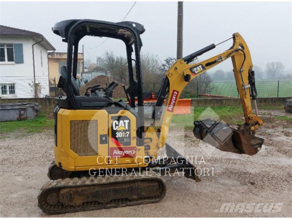 CAT 301.7 حفارات زحافة