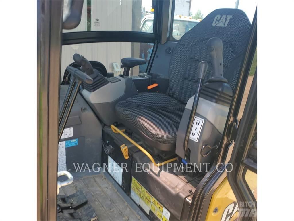 CAT 301.8 حفارات زحافة