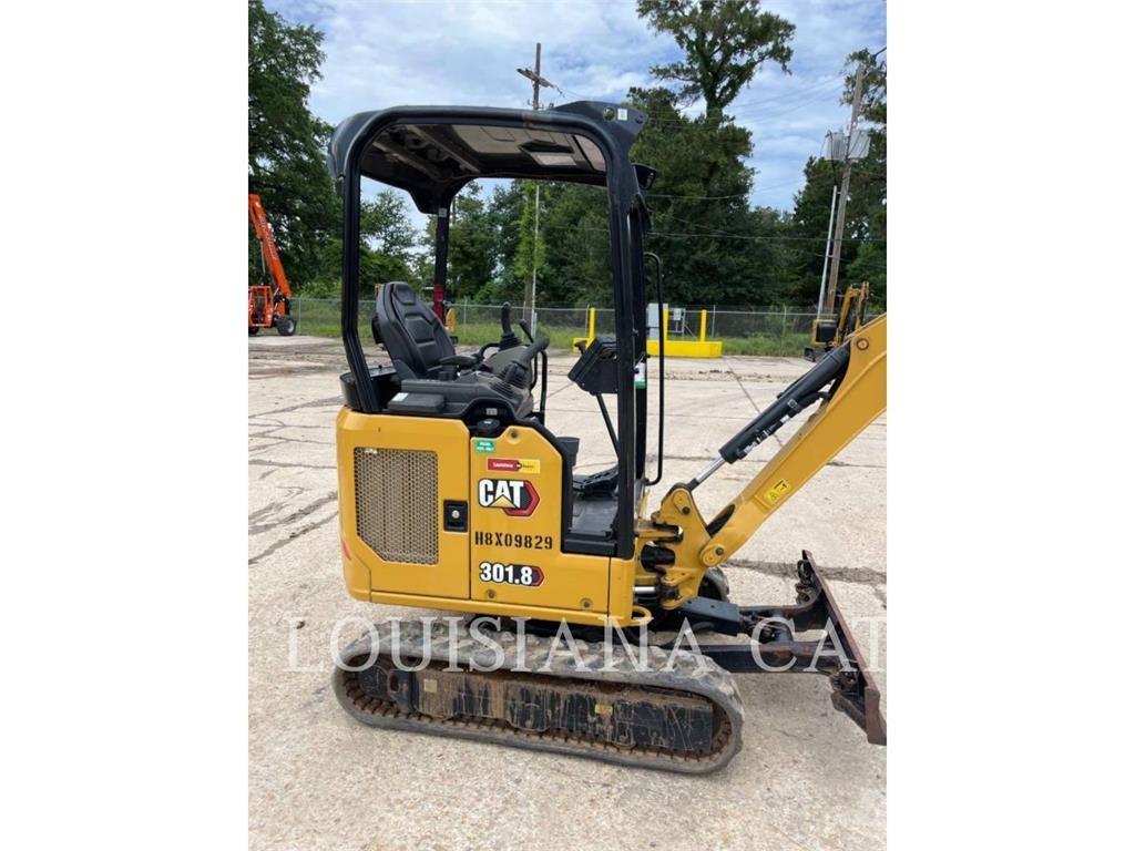 CAT 301.8 حفارات زحافة