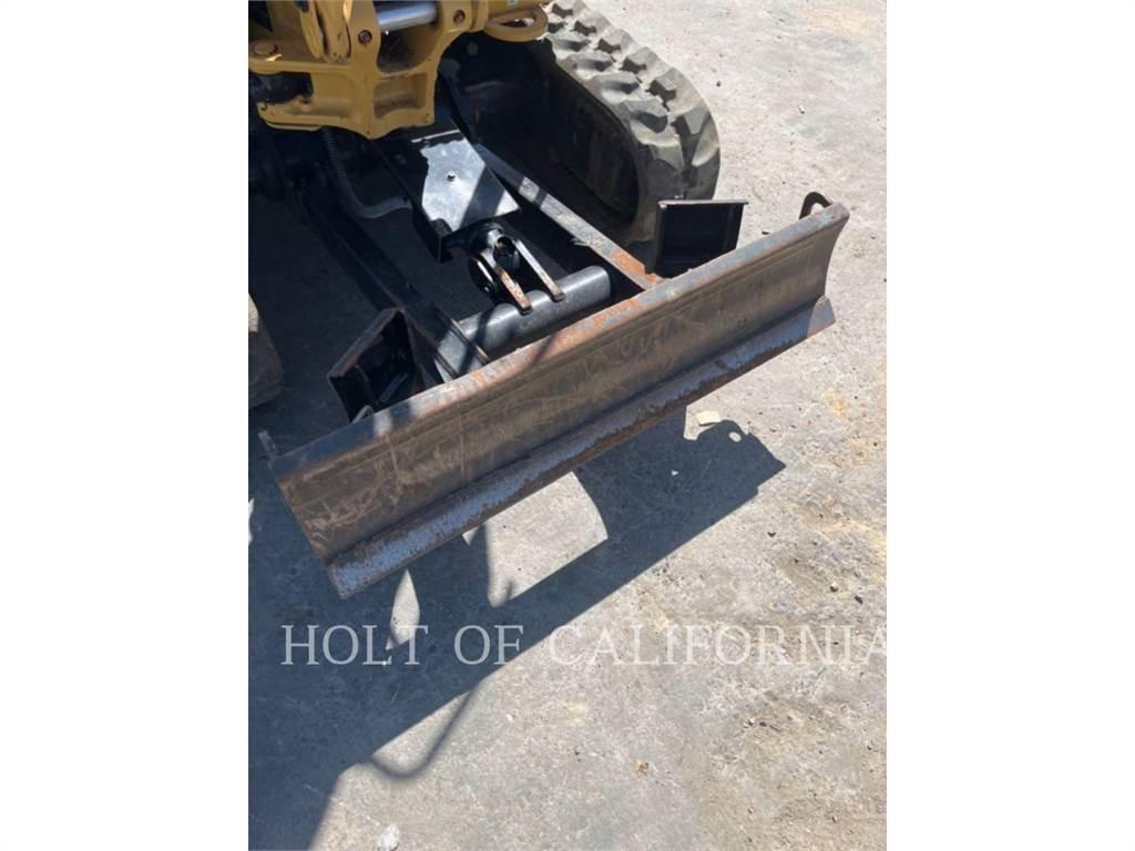 CAT 301.8 حفارات زحافة