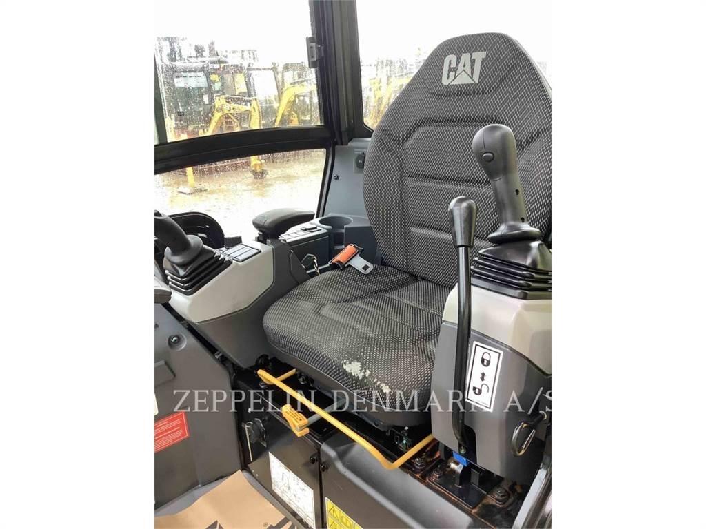 CAT 301.8 حفارات زحافة
