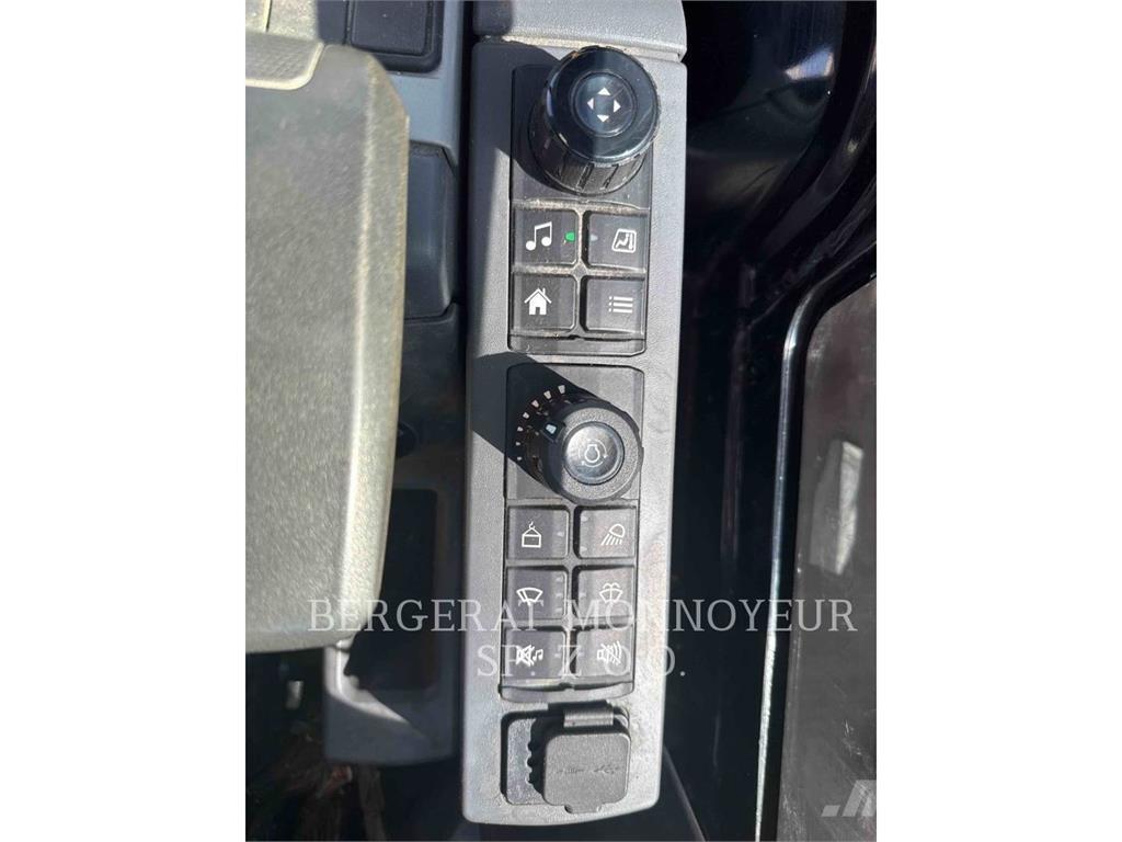 CAT 301.8 حفارات زحافة