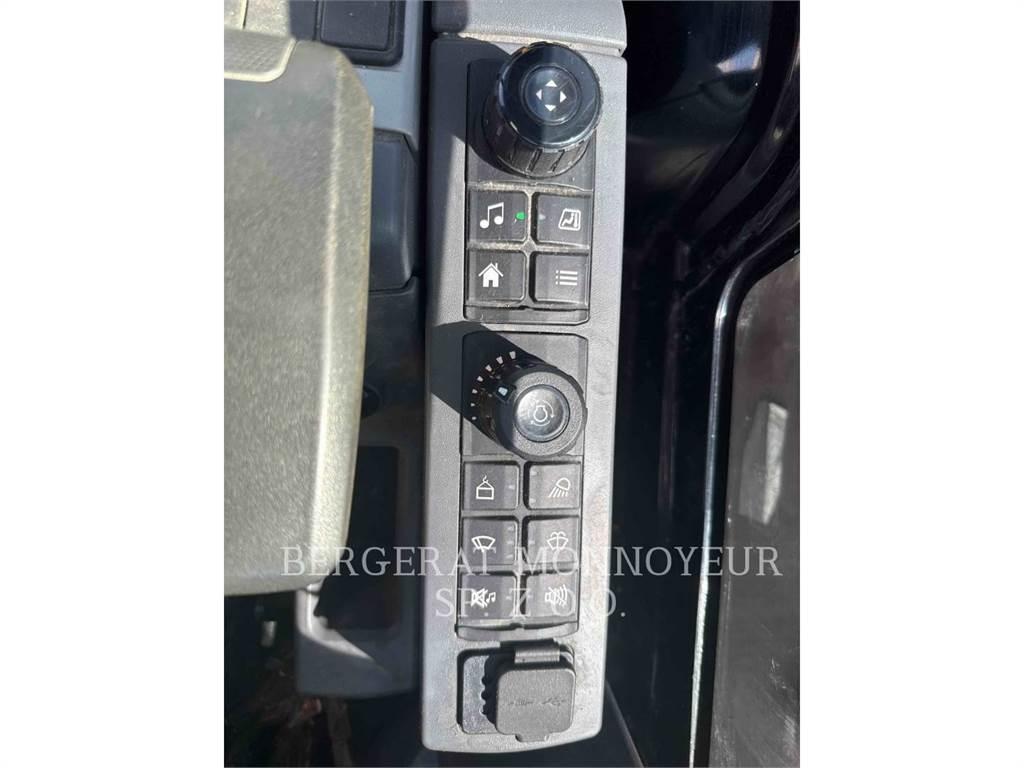 CAT 301.8 حفارات زحافة