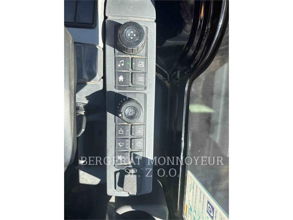 CAT 301.8 حفارات زحافة