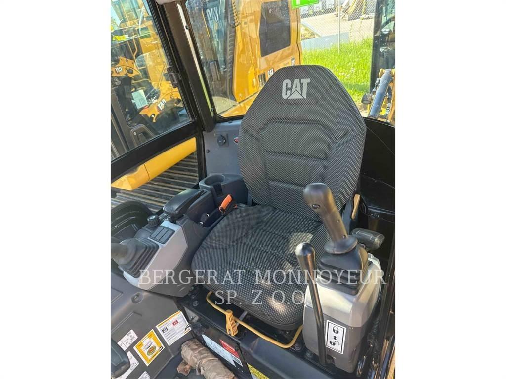 CAT 301.8 حفارات زحافة