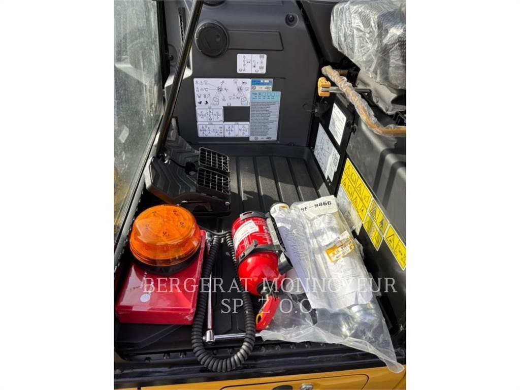 CAT 301.8 حفارات زحافة