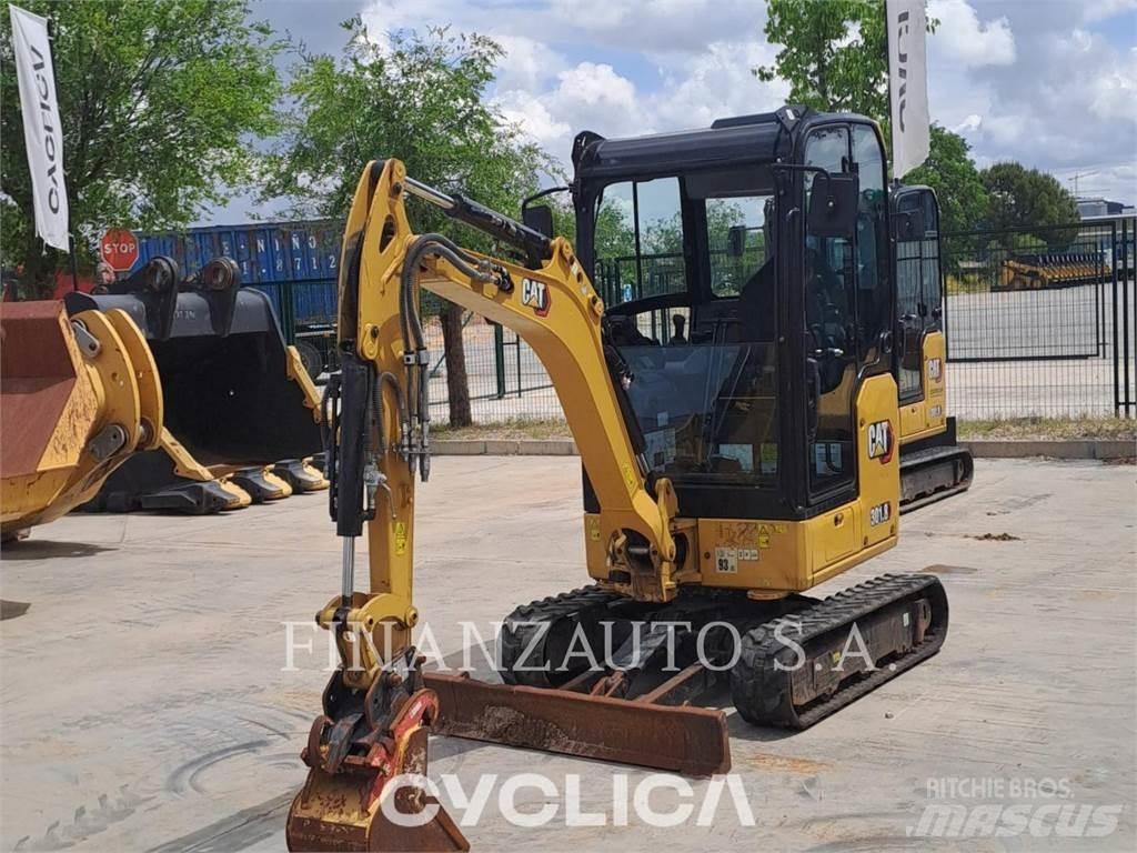 CAT 301.8 حفارات زحافة