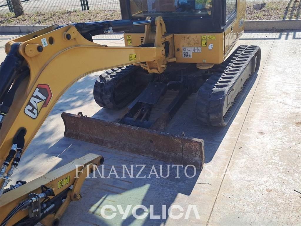 CAT 301.8 حفارات زحافة