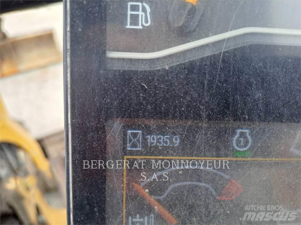 CAT 301.8 حفارات زحافة