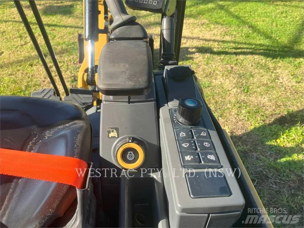 CAT 301.8 حفارات زحافة