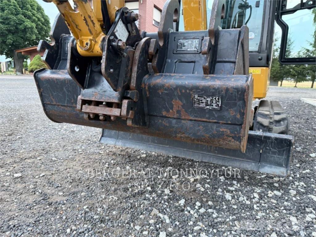 CAT 301.8 حفارات زحافة