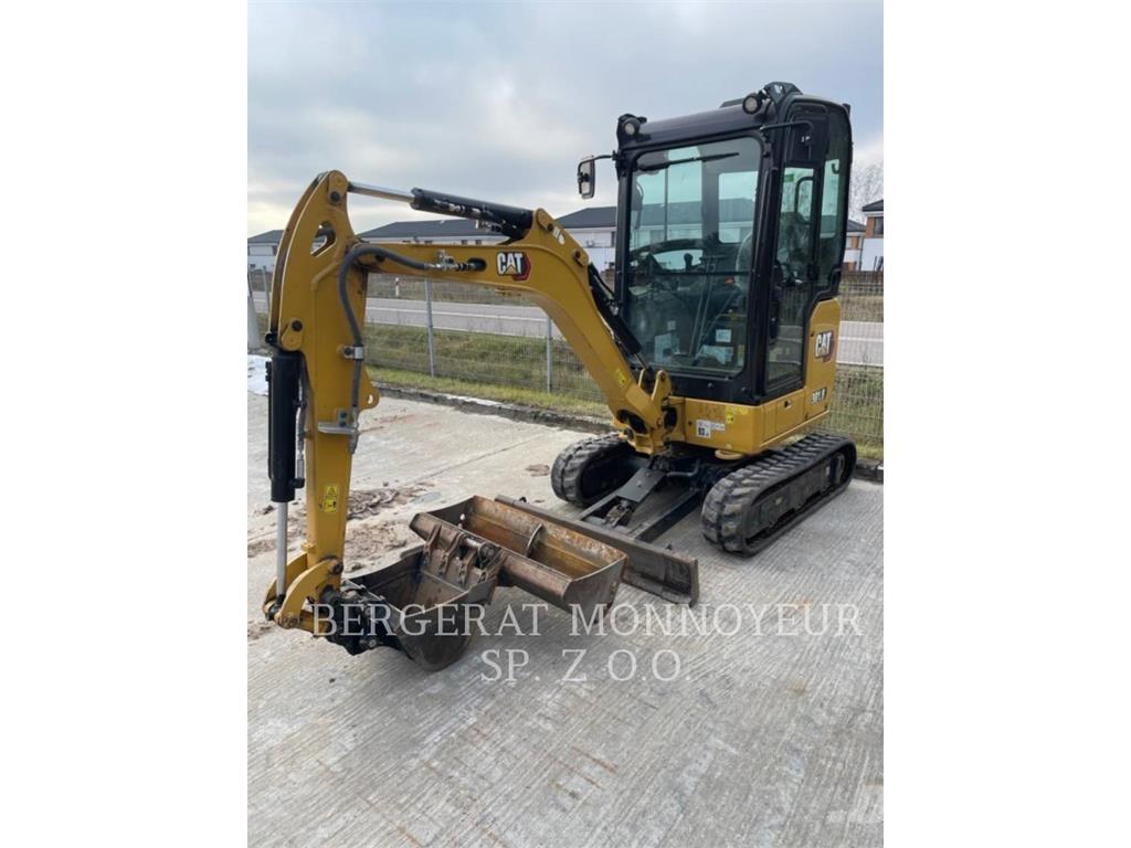 CAT 301.8 حفارات زحافة