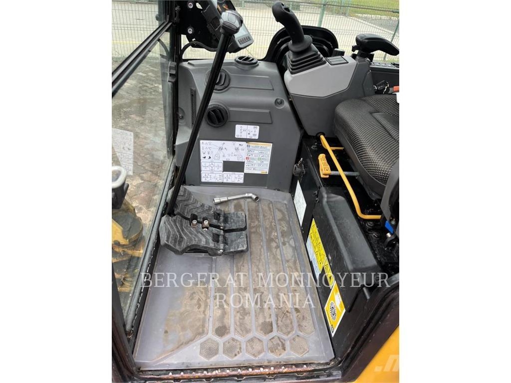 CAT 301.8-05 حفارات زحافة