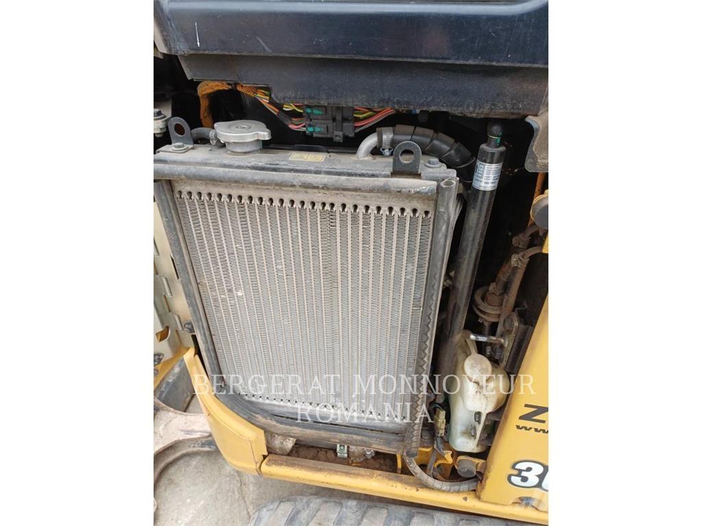 CAT 301.8-05 حفارات زحافة