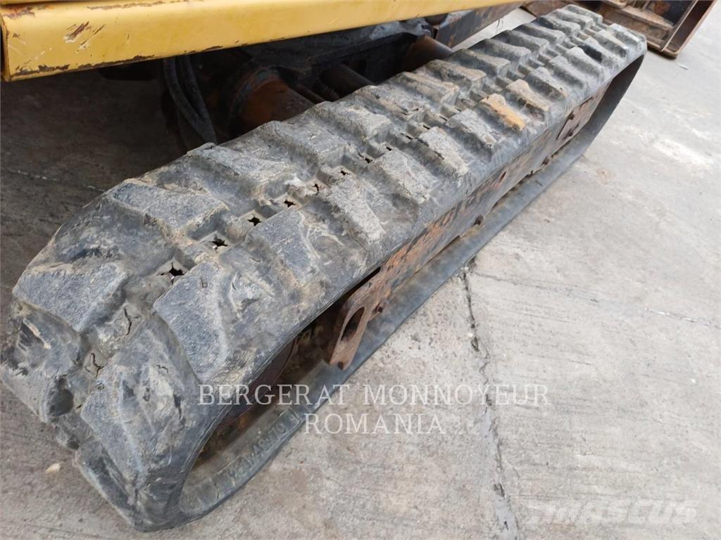 CAT 301.8-05 حفارات زحافة