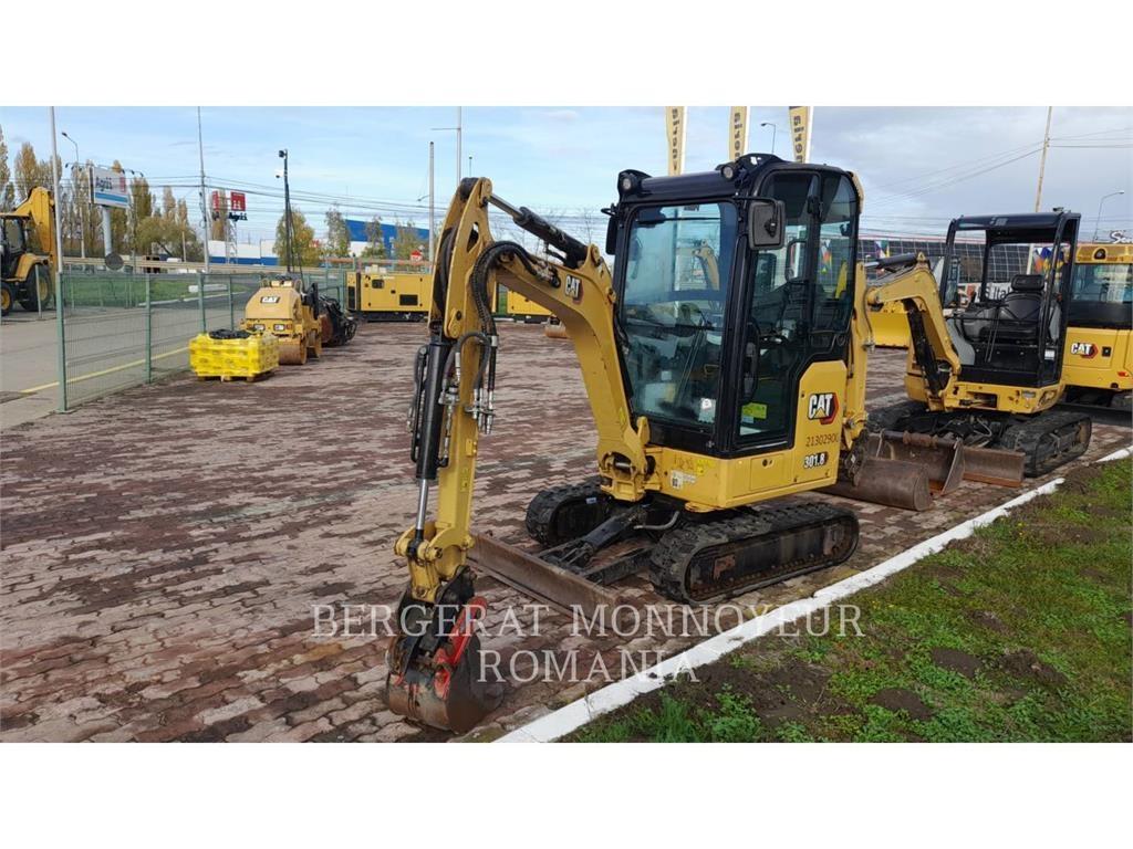 CAT 301.8-05 حفارات زحافة
