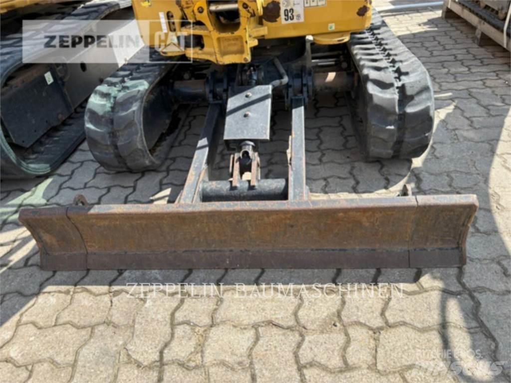 CAT 301.8-05A حفارات زحافة