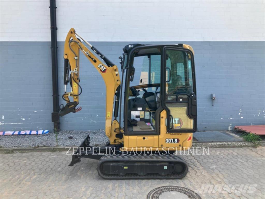CAT 301.8-05A حفارات زحافة