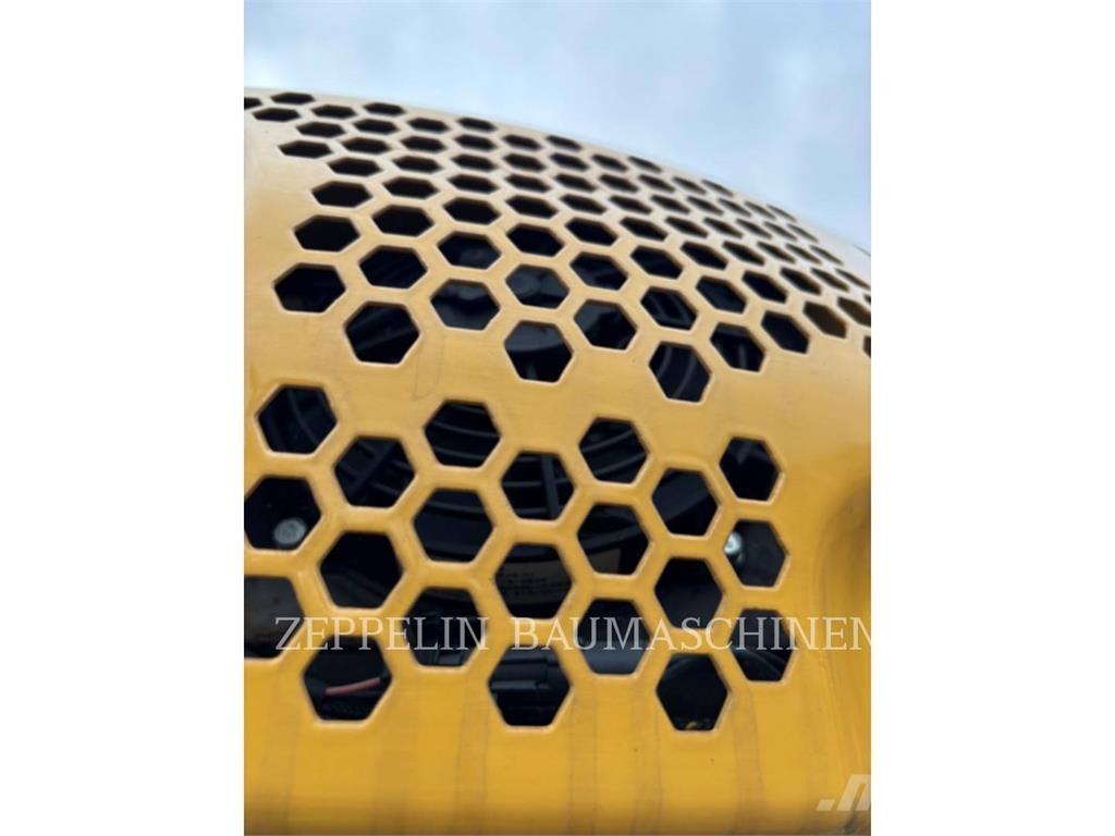 CAT 301.8-05A حفارات زحافة